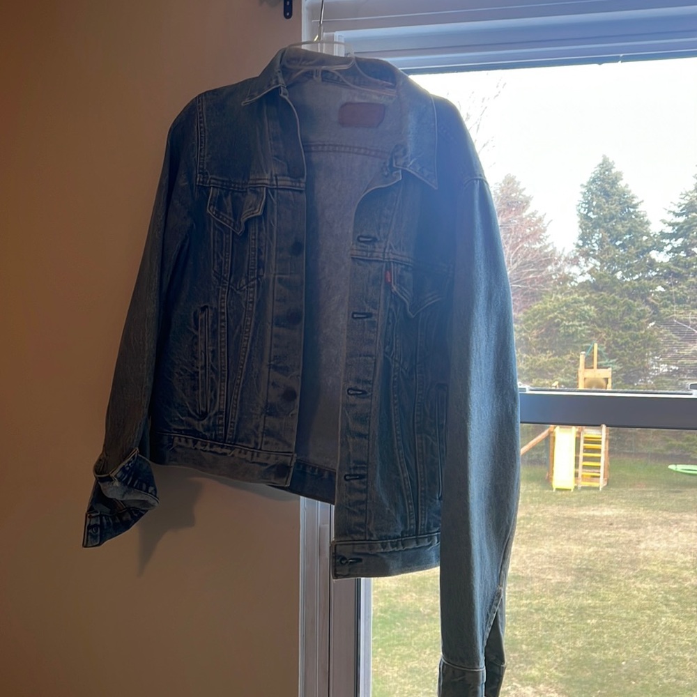 Vintage Levi’s denim jacket. All buttons in great condition